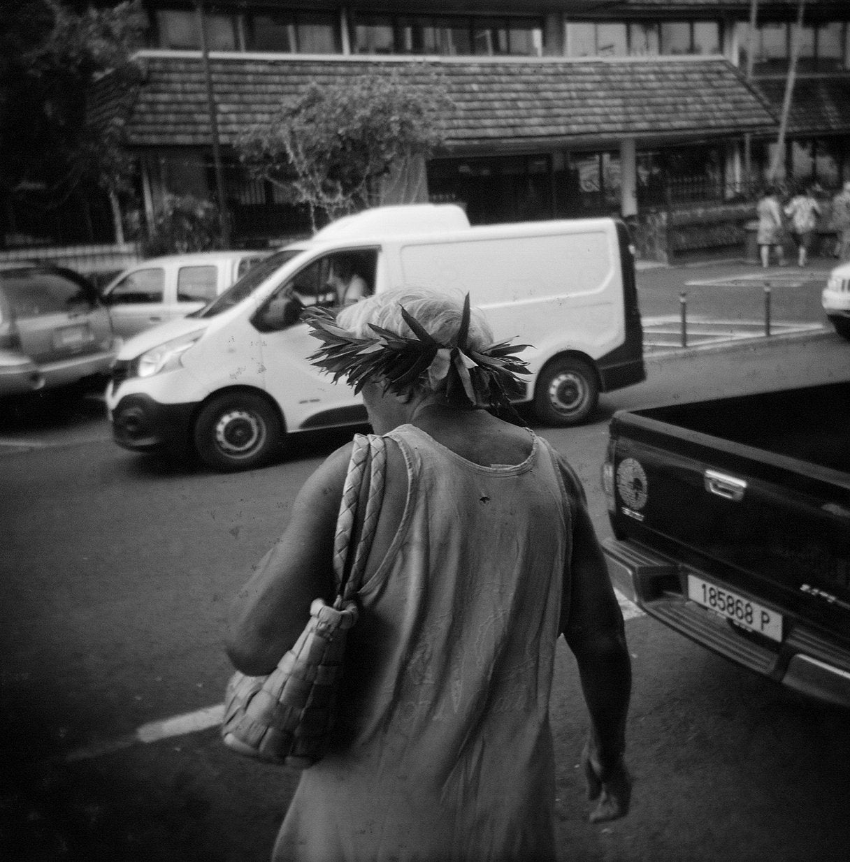 woman crossing a street - Foma Fomapan Active 400 ISO medium format black and white film example image
